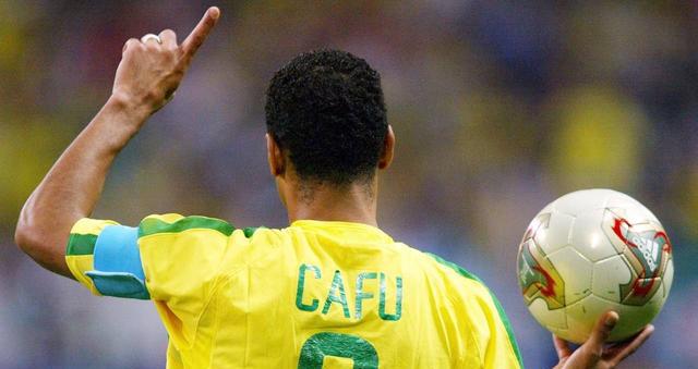 足球界梅西和c罗哪个更厉害,历史十大球员中梅西c罗排第几