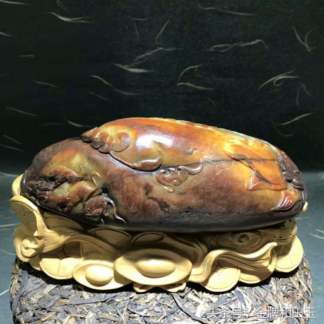 红皮白肉的和田玉籽料多少钱一克,几千块能买到红皮白肉的和田玉吗