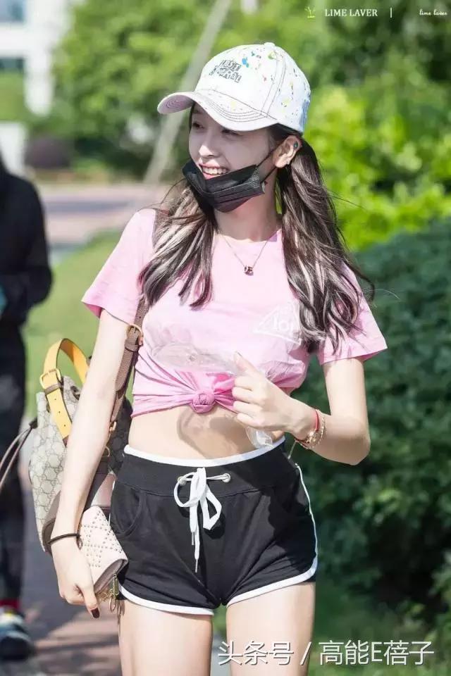 吴宣仪海南甜美穿搭,不知道怎么搭配时尚让小姐姐教你