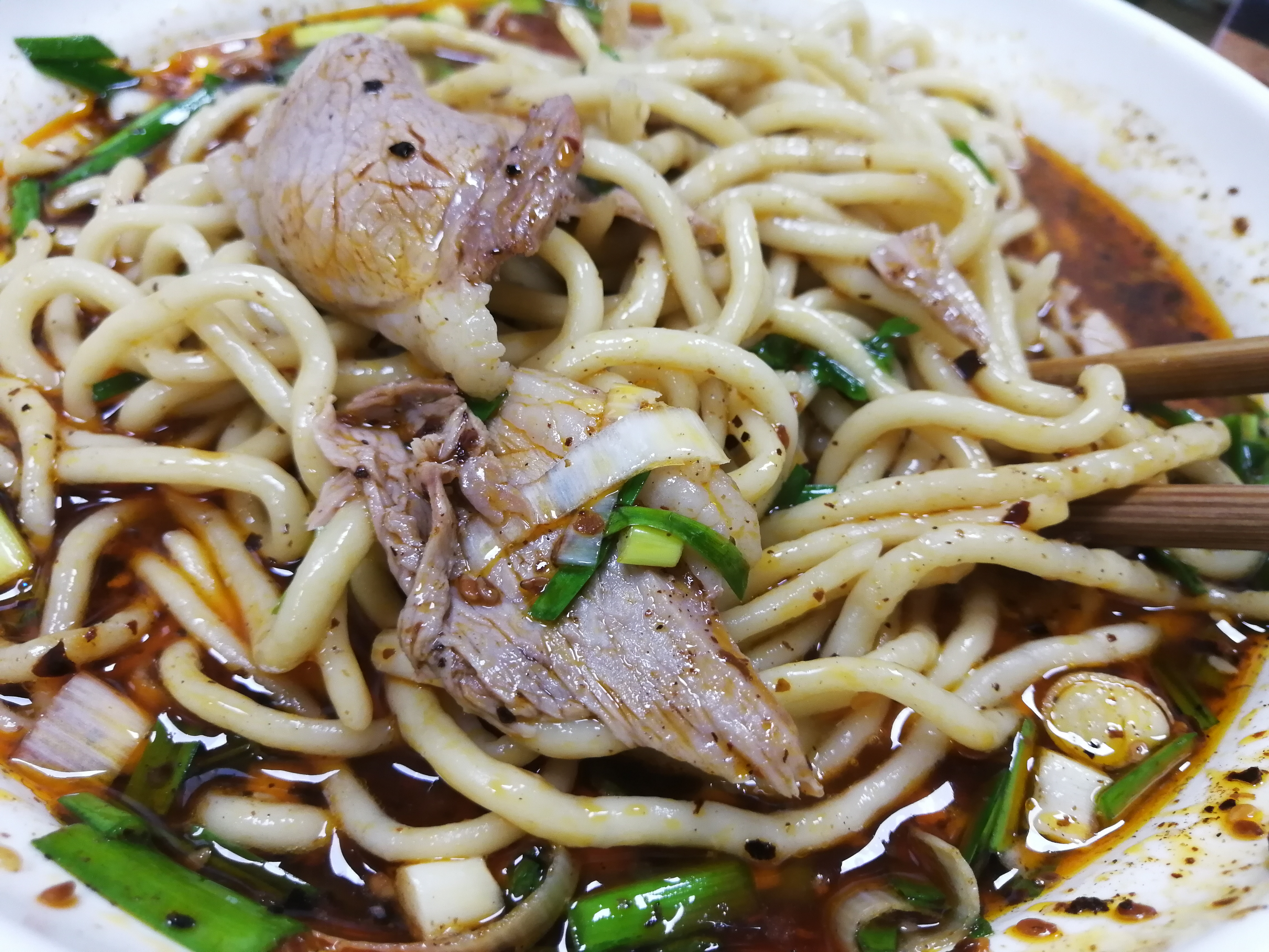 郑州的郏县羊肉饸饹面不中吃？你去沙口路怼一碗闪老大就懂了！