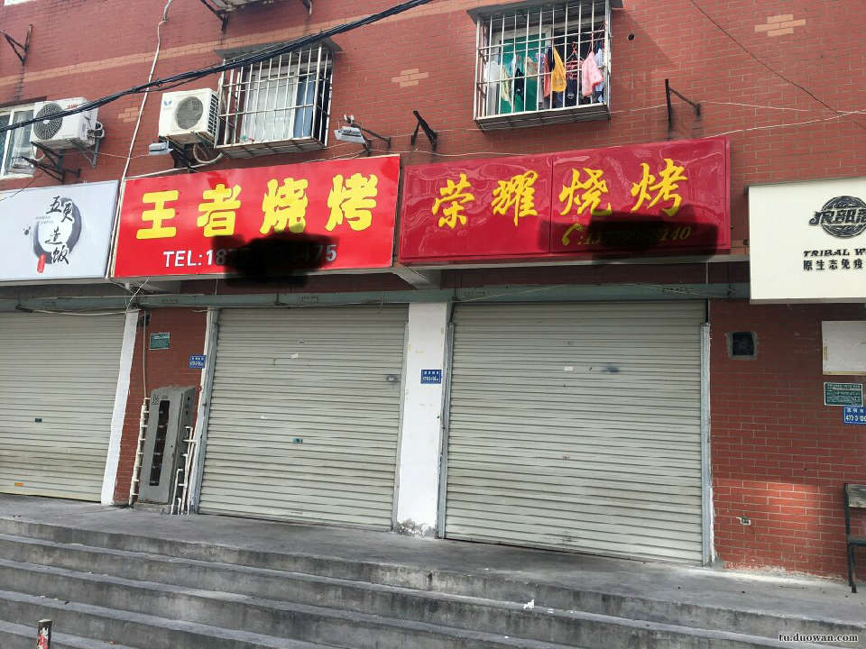 重回90年代靠卖小龙虾发家致富,90后卖鱼小伙年入千万