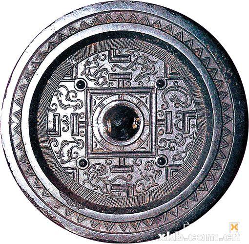 青铜镜上为什么有东南西北,青铜镜意义