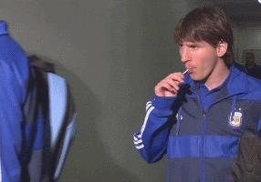 梅西踢球的那些愤怒时刻,梅西踢球就像球粘在脚上