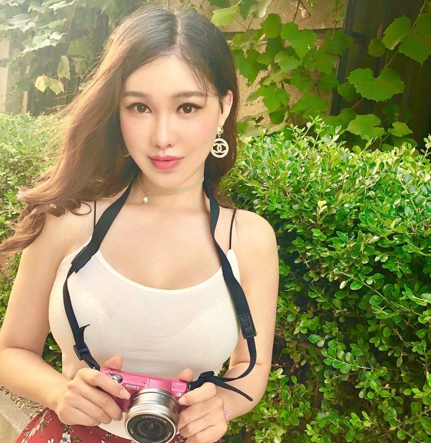 中国女网红尴尬了，足球、门柱都被P变形，球迷：比世界杯还假