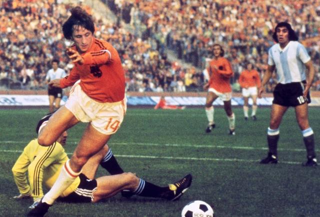 足坛三人最佳梅西内马尔c罗,足球最佳阵容梅西c罗罗本