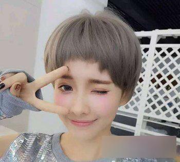 适合圆脸女生狗啃式短卷发,大脸圆脸狗啃式短发发型女