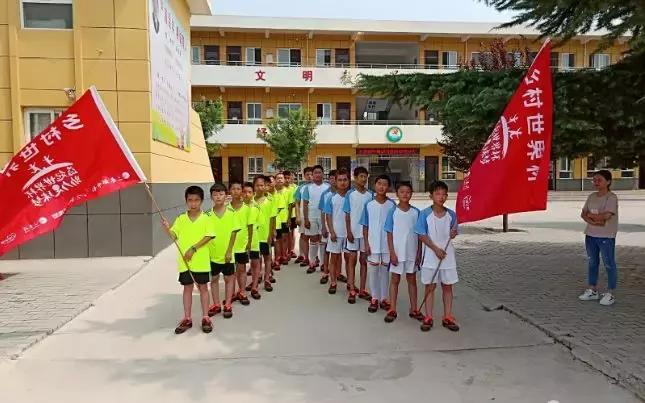 和梅西一起踢球是什么感觉,和梅西踢的一个老将