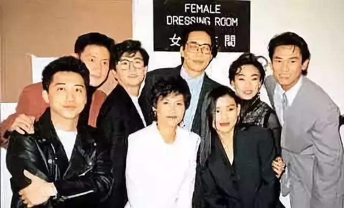 他是林夕、黄伟文共同的偶像，10年作词千首，被誉为“港乐鬼才”