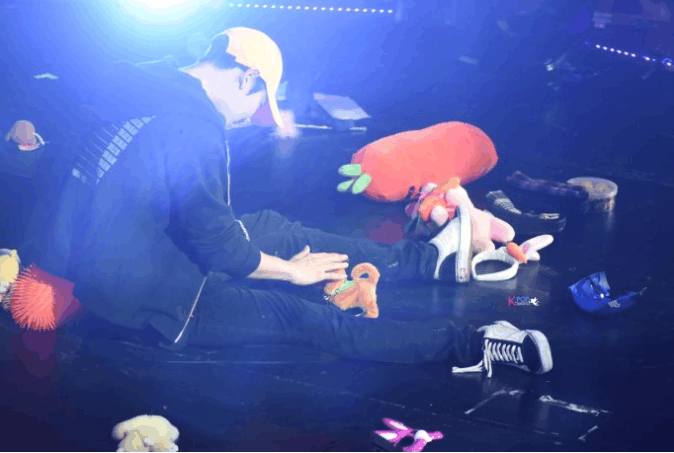 爱丽给边伯贤钱,朴灿烈边伯贤爱丽