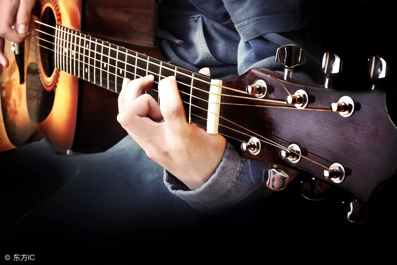 吉他初学者手指按压疼,吉他按弦手指分不开