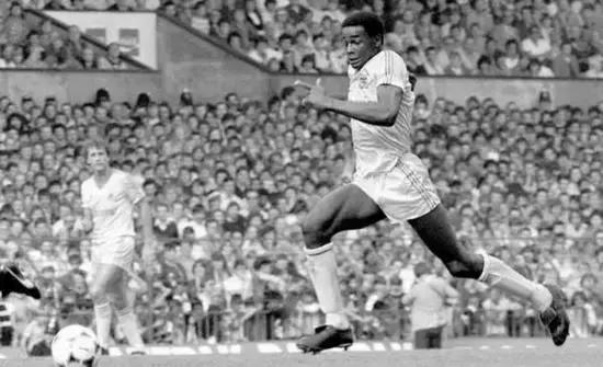 这部同志片，拍出了足球场上的最大秘密