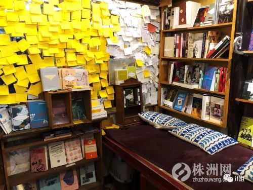 我在巴黎莎士比亚书店里，竟然找到了看手相的书