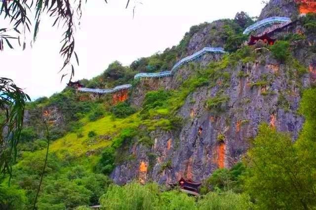 云南9d玻璃栈道,云南雪山峡谷玻璃栈道