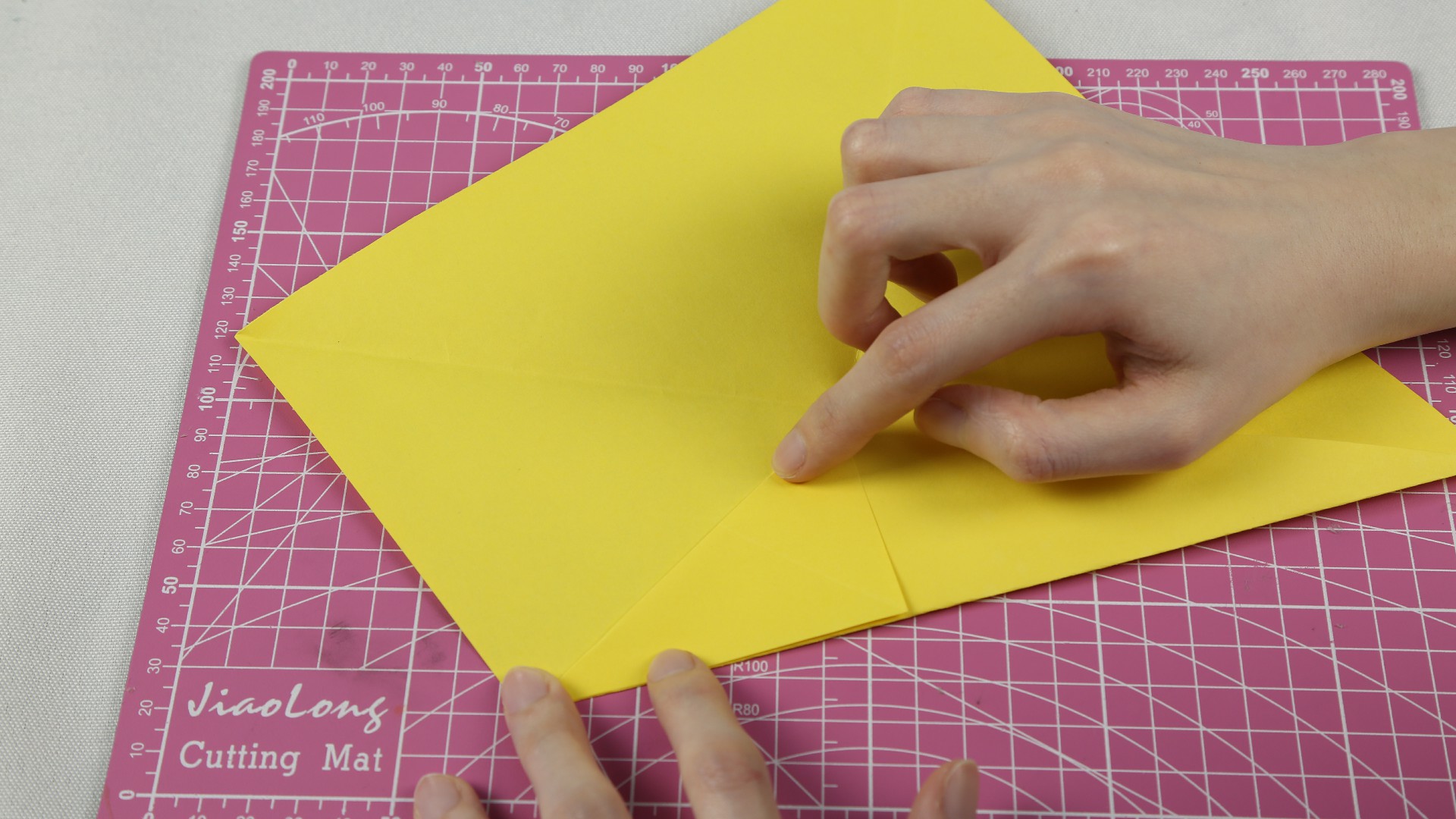 想要恐龙玩具，不用再去商场买了，姑娘教你巧用一张纸折出来