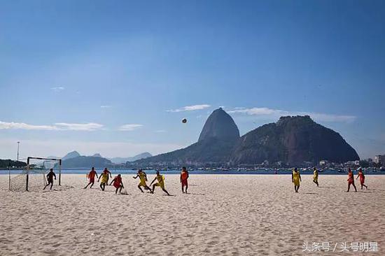 足球世界杯很难吗,世界杯足球场地是真草吗