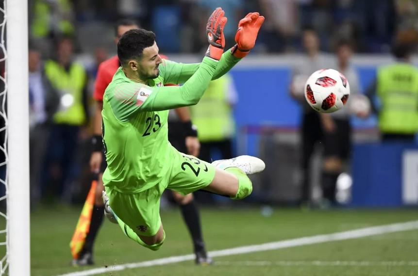 世界杯克罗地亚门将被贴脸质问,克罗地亚守门员被追