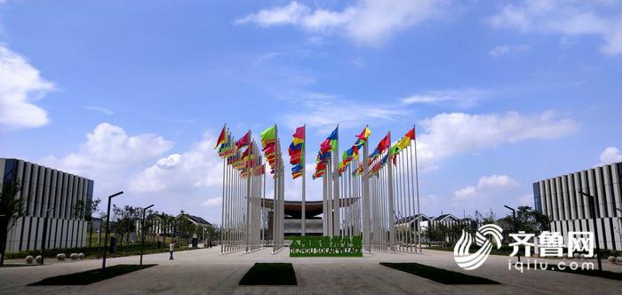 蓝天白云下的小镇,蓝天白云太阳能