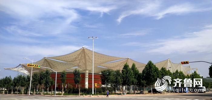 蓝天白云下的小镇,蓝天白云太阳能