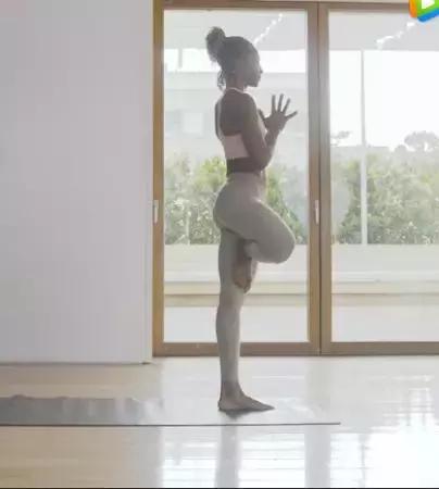 每天睡前10分钟拉筋,床上拉筋最有效的方法腿靠墙