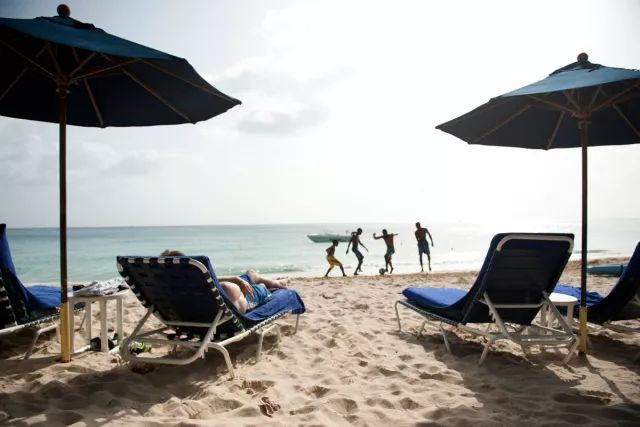 左脚北半球右脚南半球的国家,右脚在南半球左脚在北半球