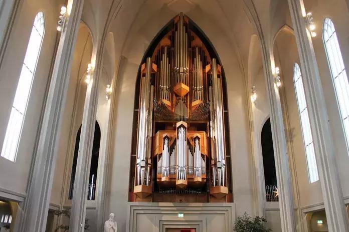 冰岛足球的风格,冰岛室内足球场