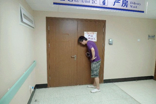 世界杯迷爸爸给孩子取了个名字，亲戚听后都笑了，妈妈气红了脸