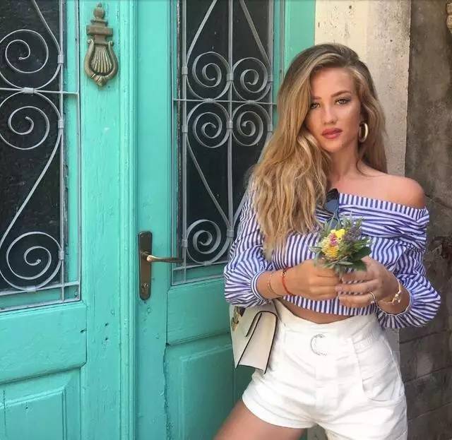 世界杯四强黑马女神甜美丰润球技了得，不逊英格兰妖星模特女友