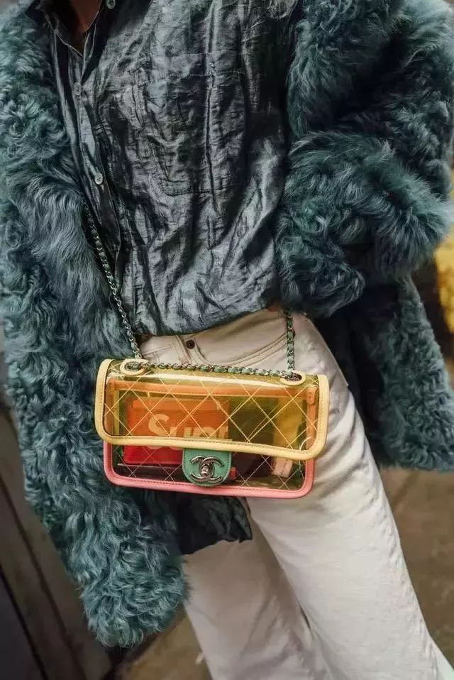 不get一件pvc单品,还怎么愉快的做彼此的塑胶姐妹花?