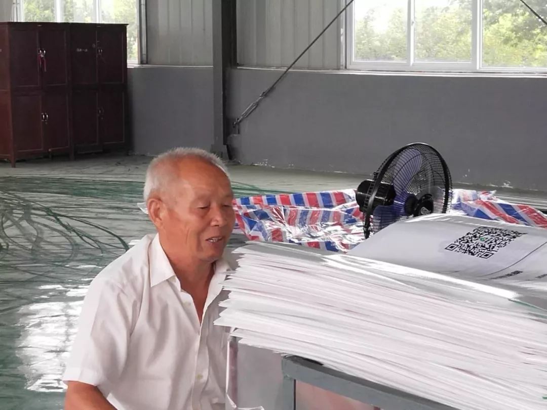 扶贫车间忙脱贫致富有保障,扶贫车间巧手编织新生活