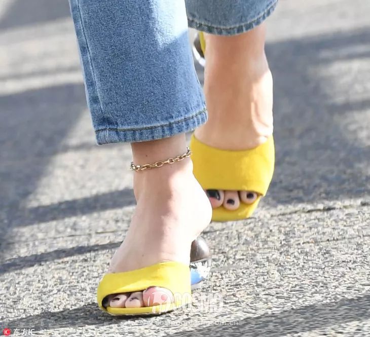 又到了该买衣服包包鞋子的时候,又到了穿凉鞋的季节了