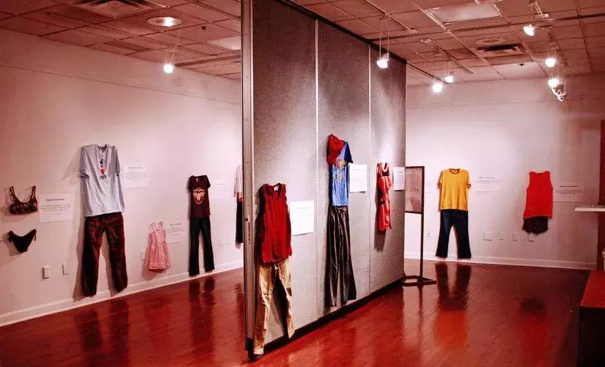 酒吧监控曝光：女孩被性侵，有多容易