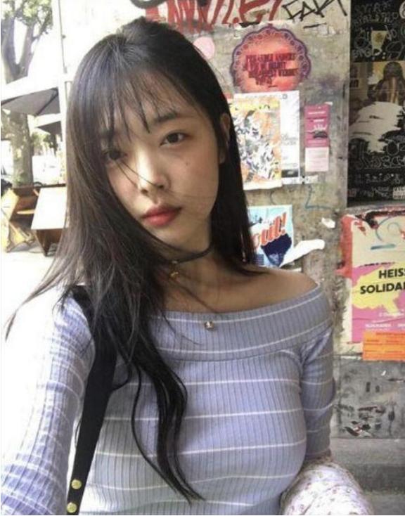 雪莉彻底放飞自我，真空自拍晒凸点照，网友：请把内衣穿上