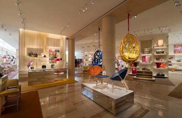 Burberry开局失利股价大跌；维密全面进军香港市场；StuartWeitzman找到创意总监接班人