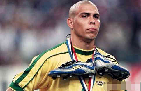 卡洛斯足球十大经典进球,足坛最快的十大球星