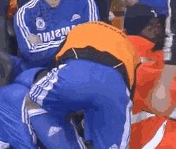 为啥运动员爱摸鞋底,运动员为什么喜欢比赛搓下巴