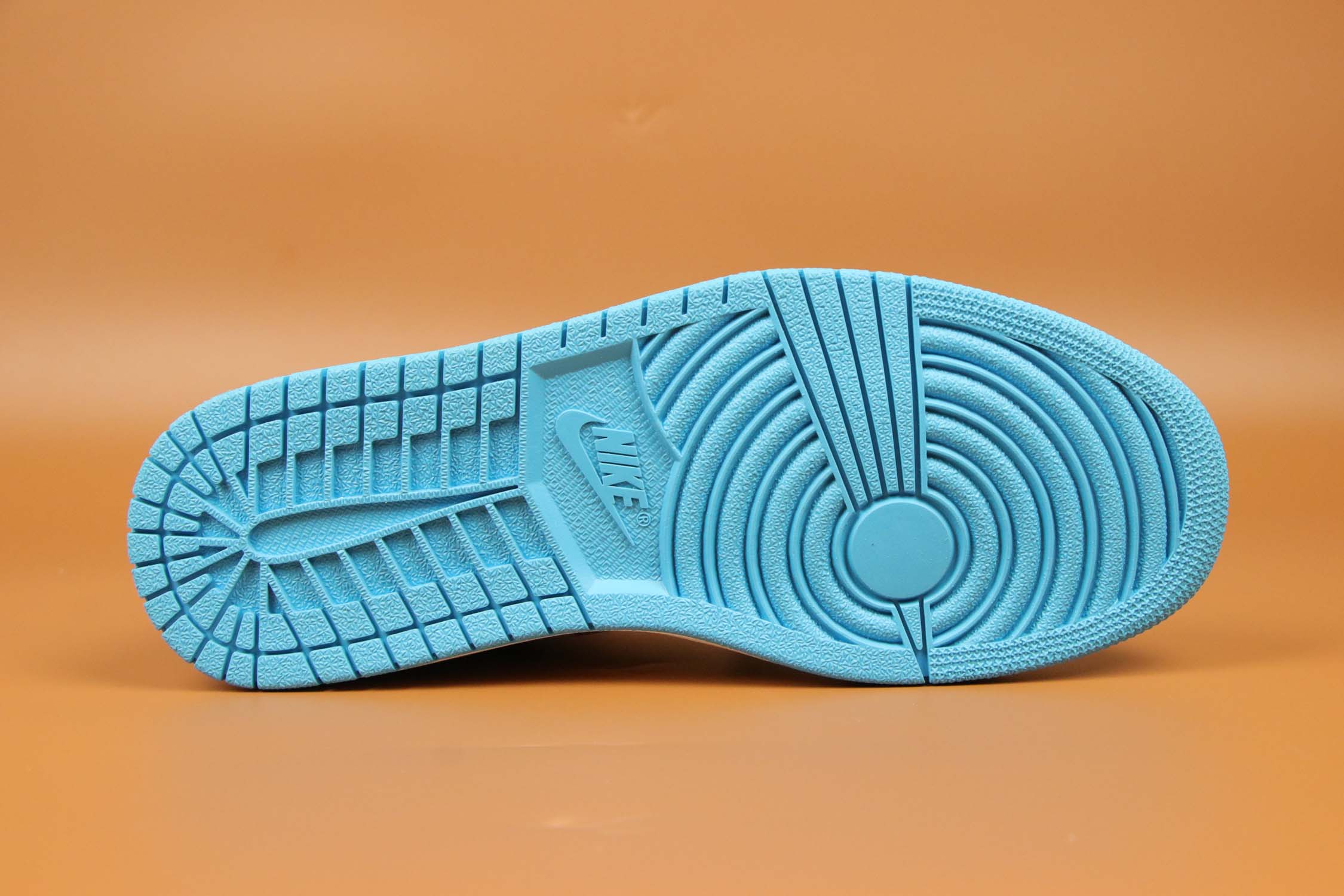 aj1北卡蓝联名ow什么皮面的,ow联名aj1北卡蓝明星穿搭