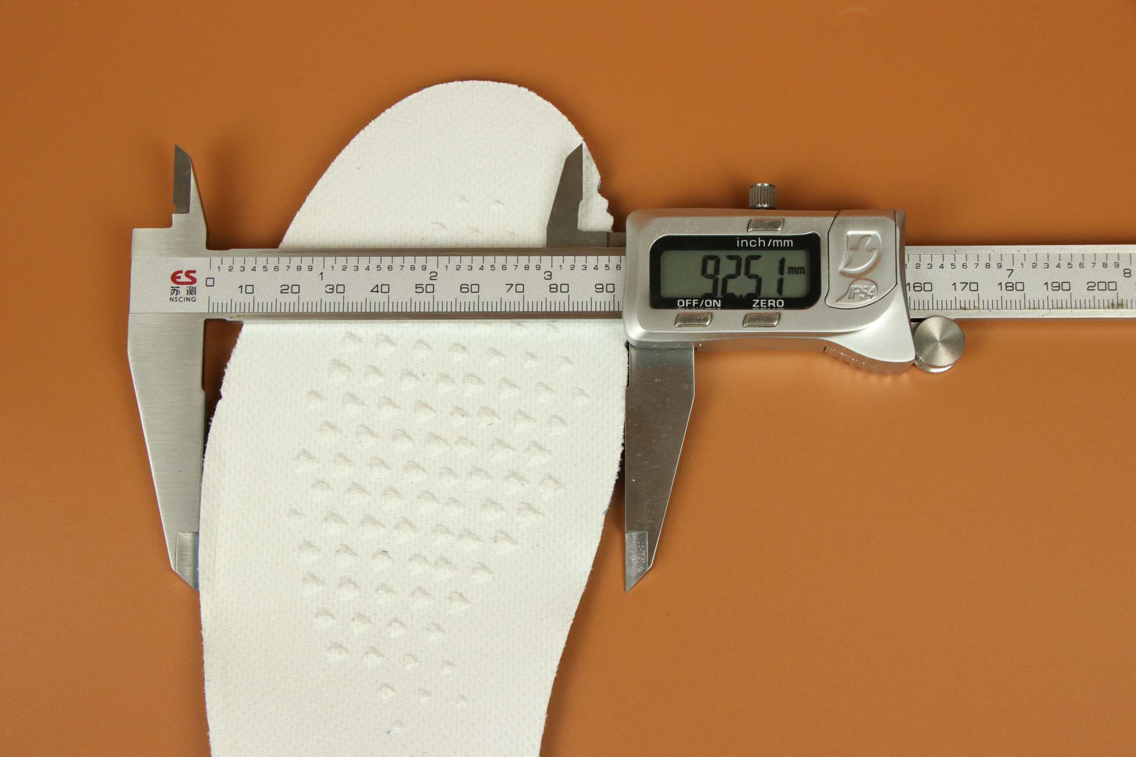 aj1北卡蓝联名ow什么皮面的,ow联名aj1北卡蓝明星穿搭