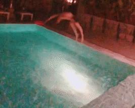 Justin更博发游泳视频，下水姿势遭“嫌弃”，粉丝喊话：双腿并拢