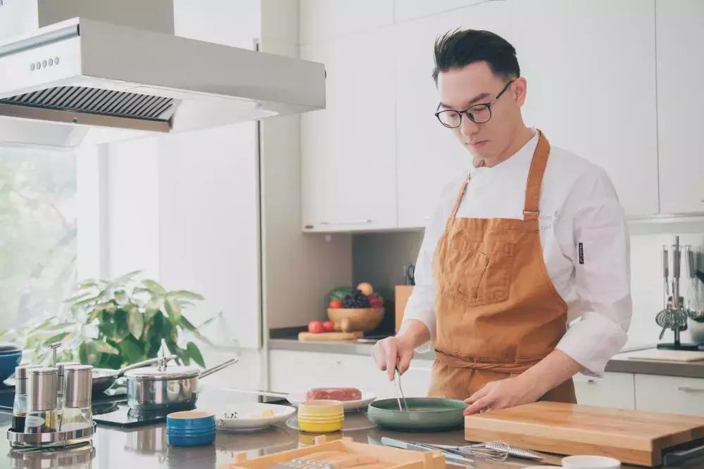 90后粉色少女艺术家与新锐主厨激情碰撞,生猛如鲜肉,却大有玄机