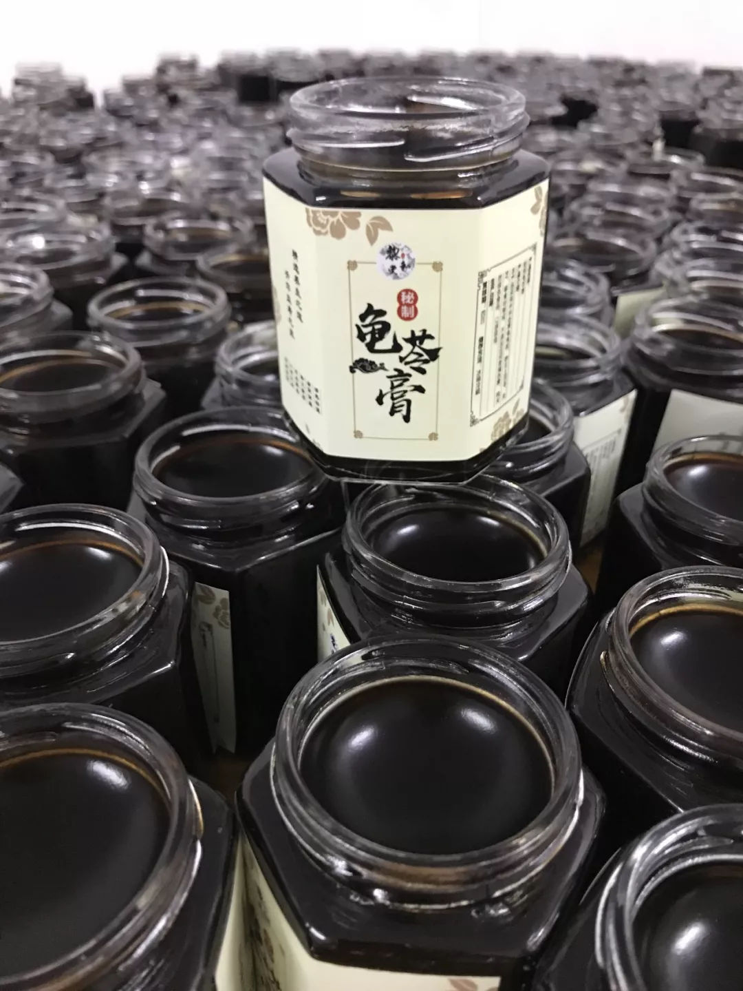 一周只卖3天网红龟苓膏，熬夜睇波食一盅即刻下火