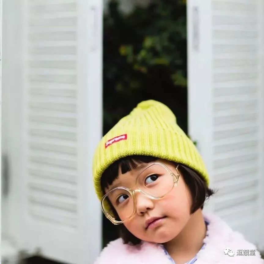 把自己装扮起来假装很酷,把自己打扮得酷一点