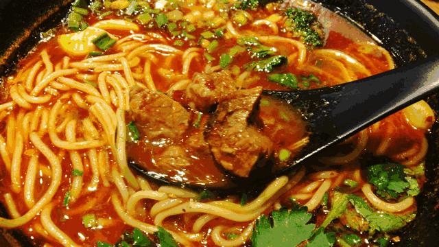 中国四川旅游看世界级的美景和可爱大熊猫,品尝当地火辣的美食!