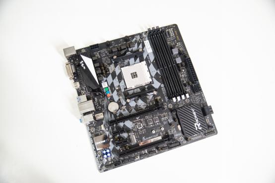 不能去现场看决赛？也许你应该组建一台看球神器