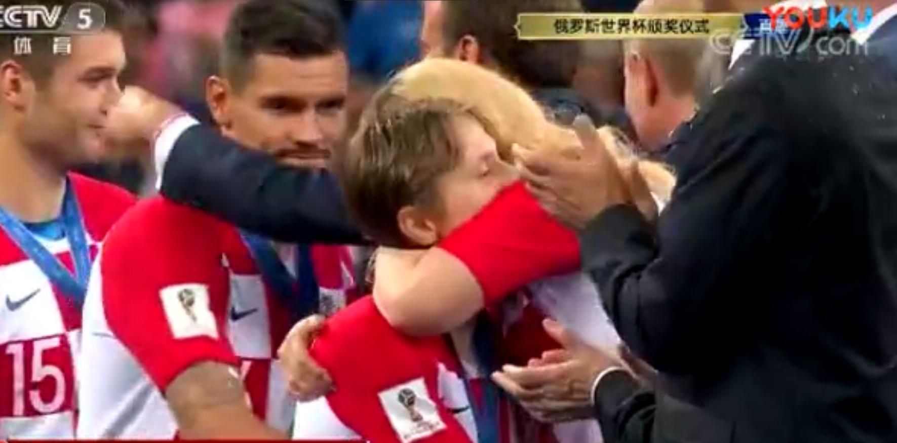 克罗地亚总统给莫德里奇颁奖哭泣,克罗地亚美女总统震惊全世界