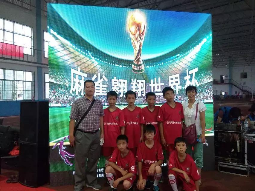 世界杯结束了，这位村小校长和他的孩子们的足球梦，才刚刚开始