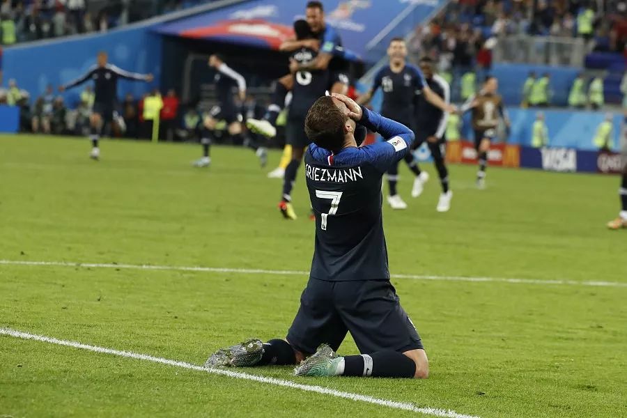 故主登基！法国队雨中捧杯，青春风暴席卷全球