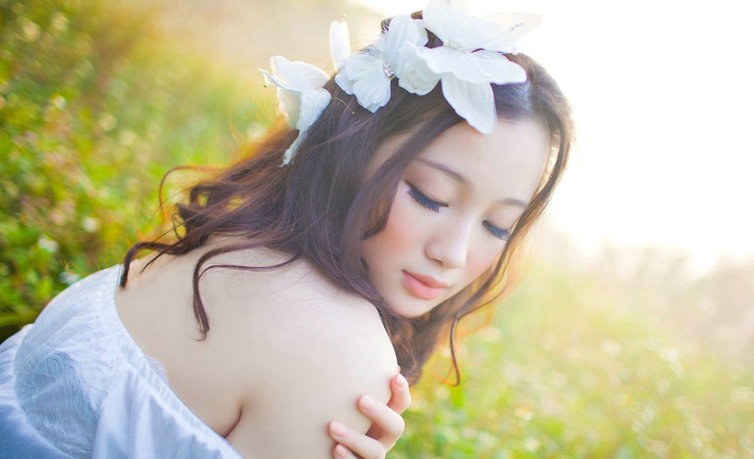 他的胸口也跟着闷闷地疼，连忙将她连人带被子抱了起来！