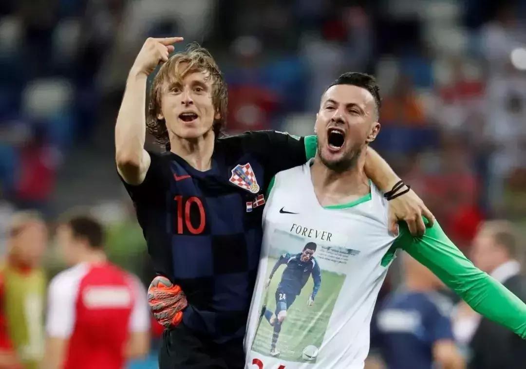 克罗地亚人脱下衣服震惊网友：哪有什么奇迹，只有普通人含泪奔跑