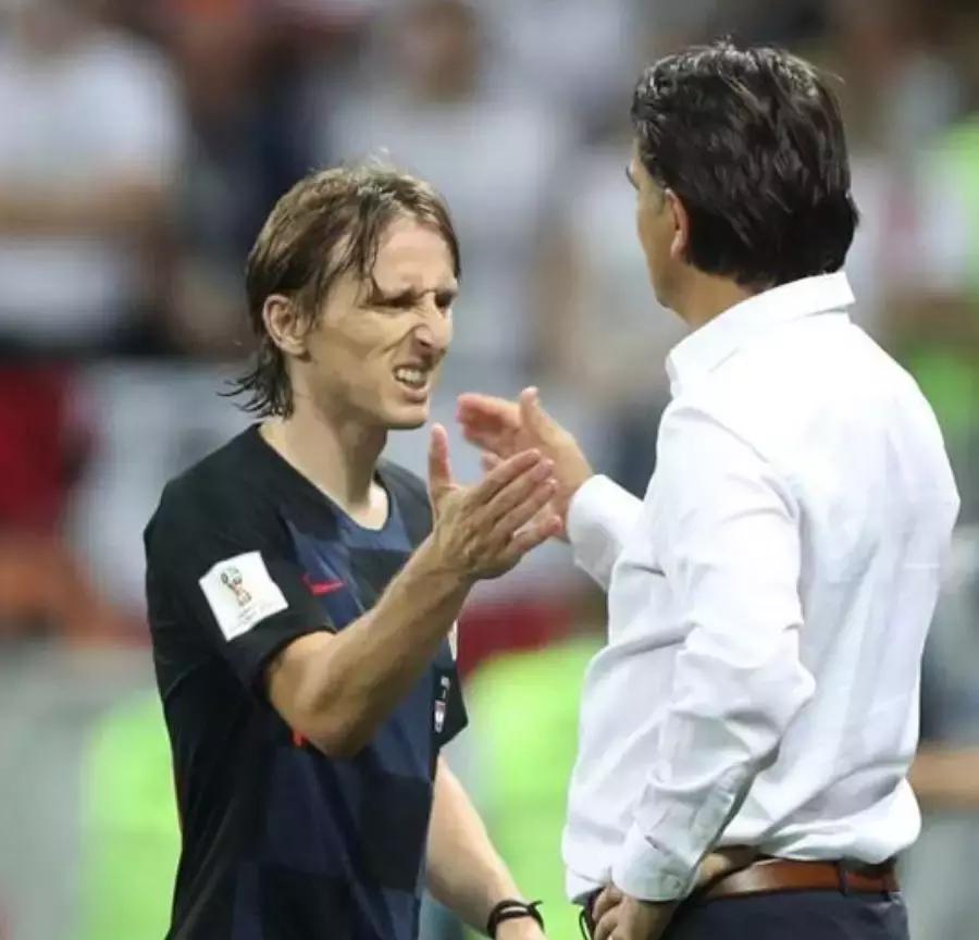 克罗地亚人脱下衣服震惊网友：哪有什么奇迹，只有普通人含泪奔跑