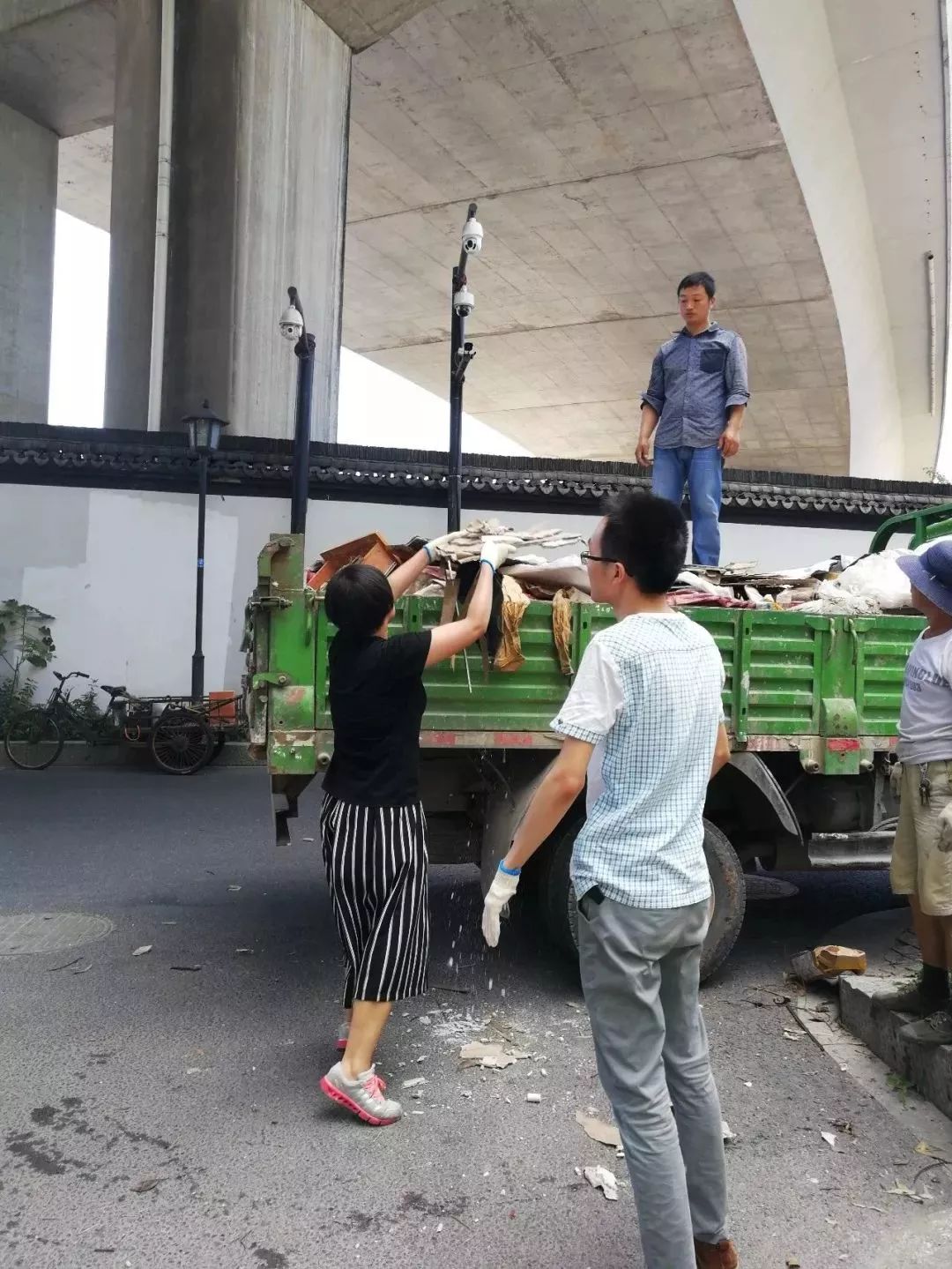 今天，有人在馒头山社区玩起了“快闪”……